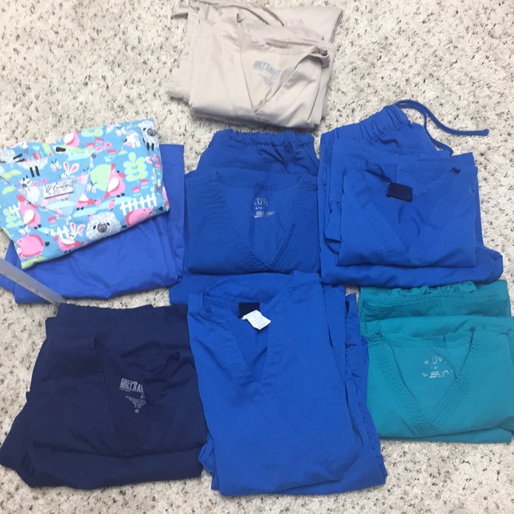 7 pairs of scrubs: sizes- xs, s, med